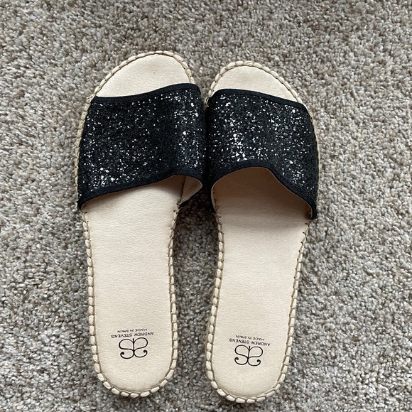 Black slide on sandals - Picture 2 of 3